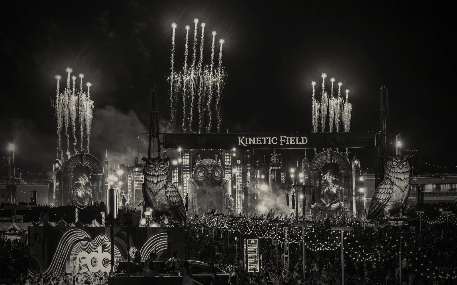 EDC Thailand 2025 на Пхукете — главная сцена ночью.