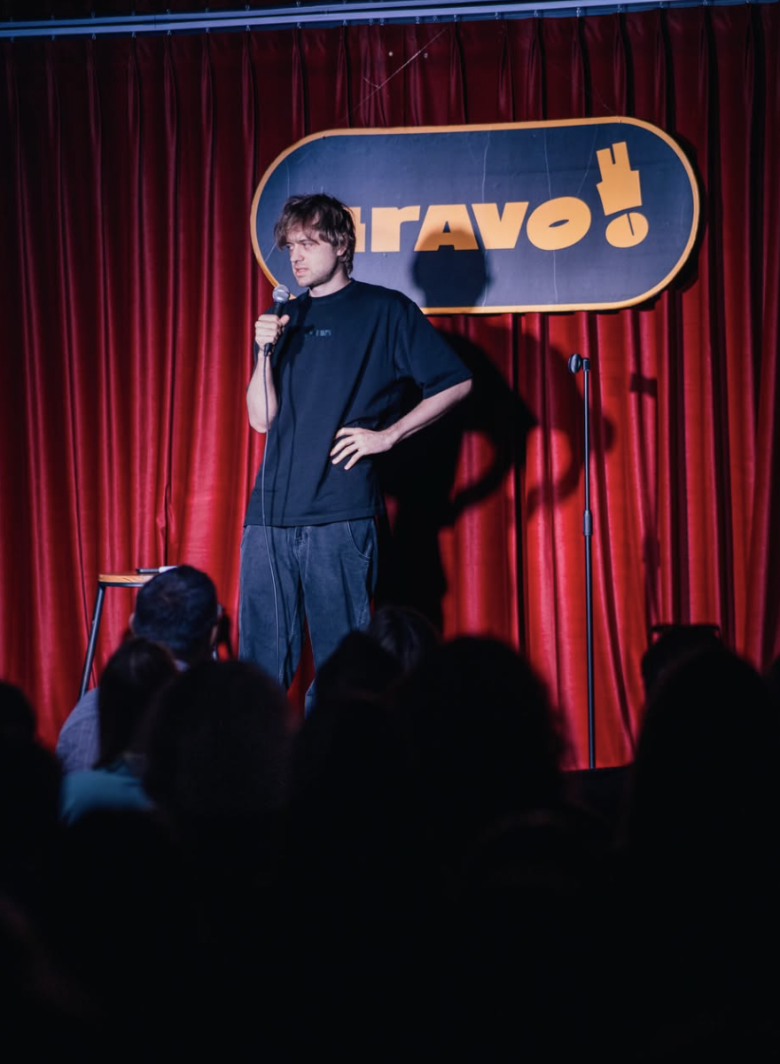 Ваня Усович на сцене Bravo Stand-up в Гуанчжоу, 30 мая 2026.