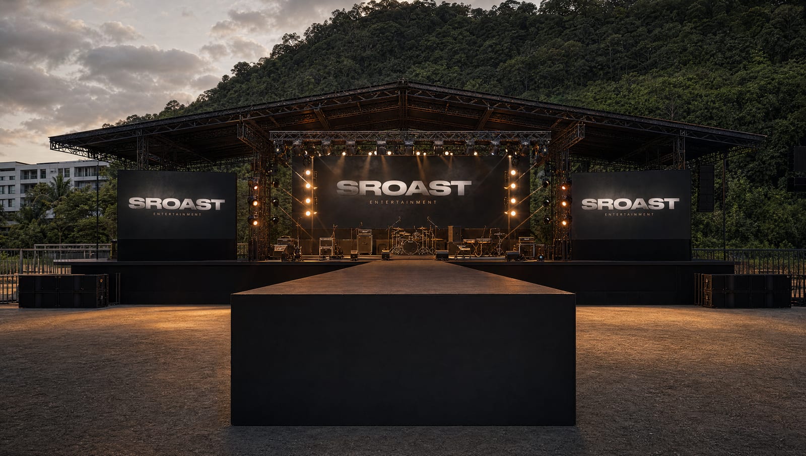 SROAST Stage на закате — линейный массив d&b KSL8, LED-задник 45 м², фронт сцены в концертном свете.